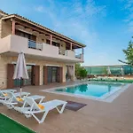 Peroulis Villa